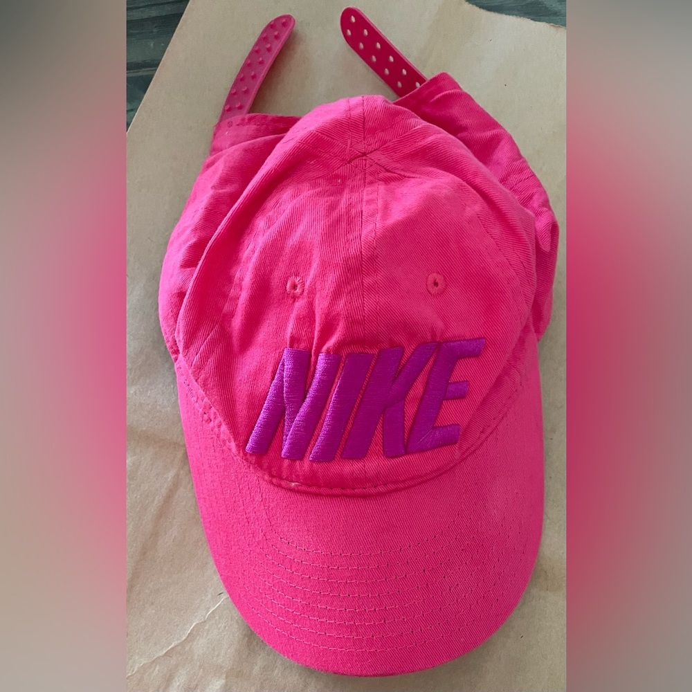 NIKE women’s size 4-6x Hot Pink adjustable cap.